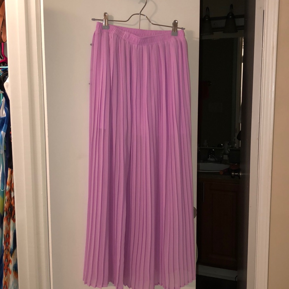 Adorable pleated maxi skirt
